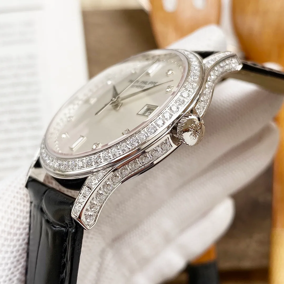 【Top replica】💰3500! Patek Philippe Classic Watch Series——5296. Platinum V8 upgraded version! [Details are upgraded as follows] Using the finest diamonds, luxury diamonds, the watch size is 38mmX9mm, thin and quality 1. Improve the details of the case, improve the polishing quality, and exclusively restore the perfect proportions and unique texture of the genuine product. 2. The scales and hands are enhanced with the latest precious metal plating technology, which makes the effect even better! 3. "Pot lid type" slightly convex sapphire watch mirror, the shape is consistent with the original product, the effect is transparent, and the time is clear. [Leading the era of all-in-one computers] Using a customized version of Cal.9015 - thinner, more stable, and more like. [Strap] Classic Italian calfskin strap with clear texture and high quality. The pin buckle is polished neatly and brightly, and it is universal and original without any pressure. So noble, classic and timeless, once you have it, there is nothing else to ask for.
